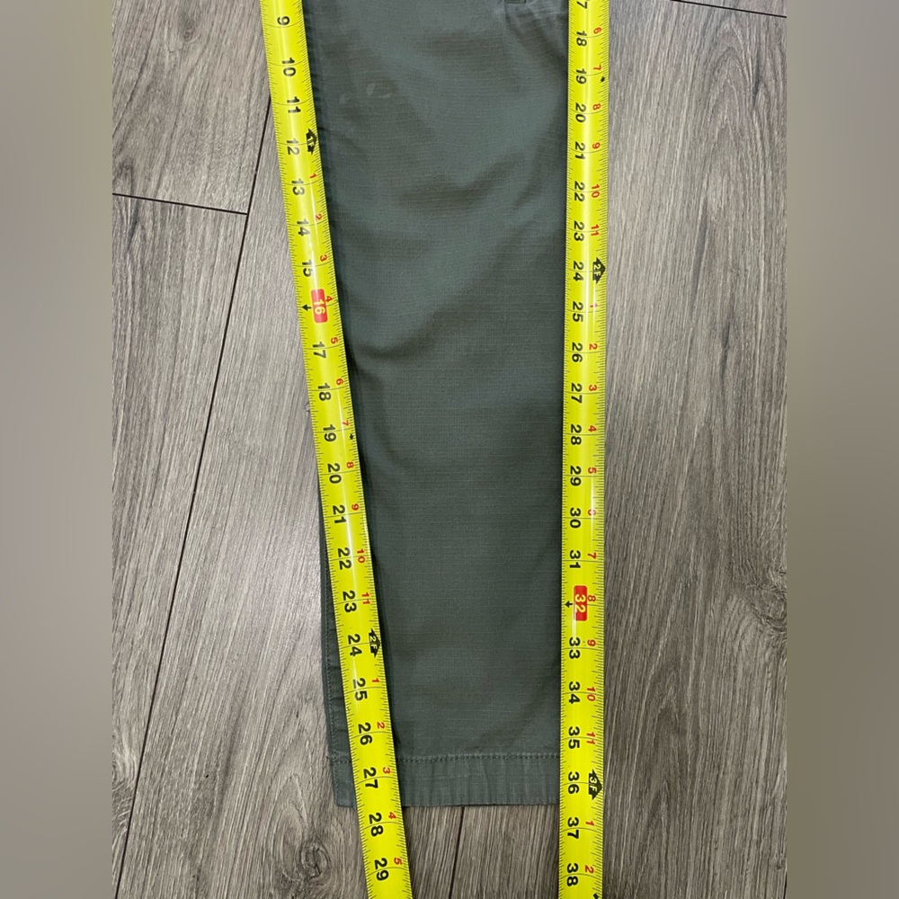 Vuori Green Joggers with Relaxed Fit and Ankle Cuffs - Picture 3 of 9